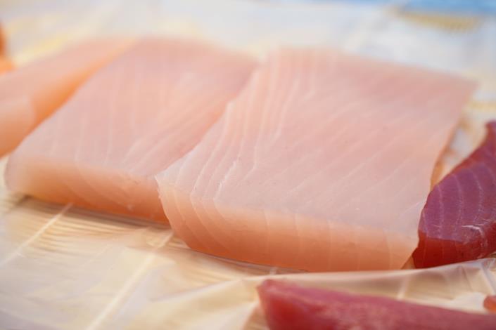 旗魚肉質Q彈 腥味較低 是較多人能接受的生魚片