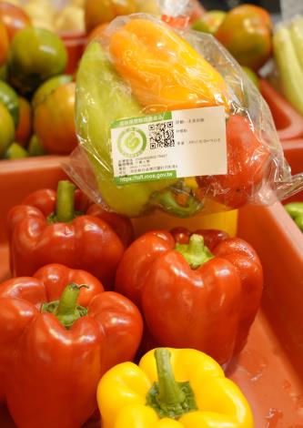 老闆賣的蔬菜來源清楚，客人可以從產銷履歷了解自己吃的菜從哪來