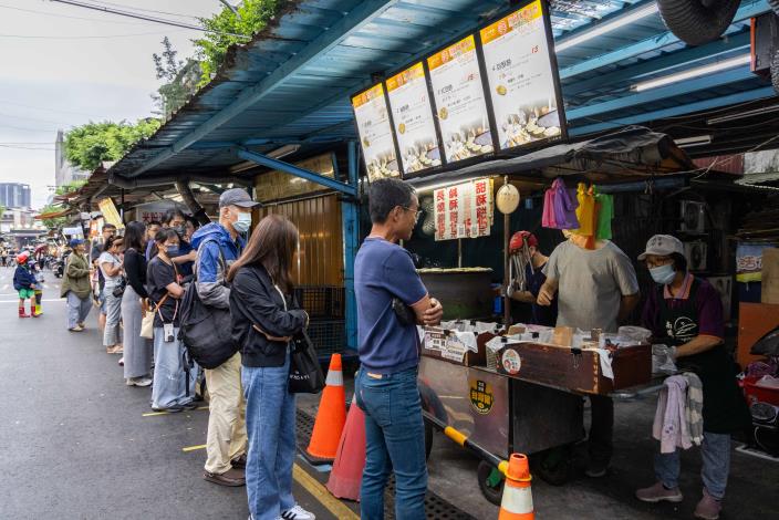 才一開攤就排滿人潮