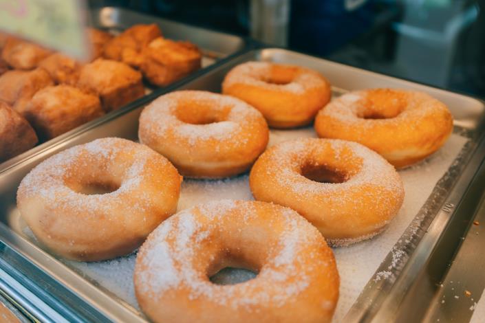 現炸現賣的甜甜圈是本攤最受歡迎的甜點。