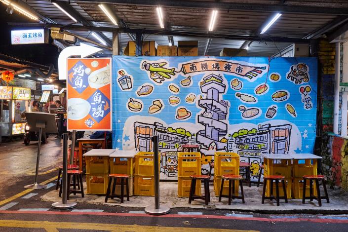 海王烤魚以啤酒藍當成桌椅也構成店裡一大奇趣 (1)