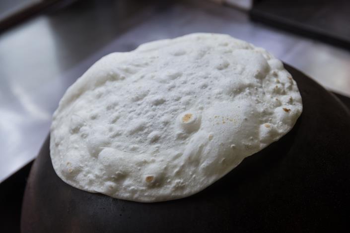 用簡單的麵粉與水製成的麵餅單吃就很香