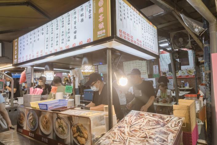 傍晚時分生意熱絡的兩喜號