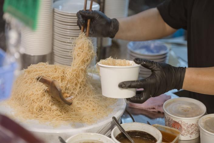 傳統炒米粉是外帶的人氣選項