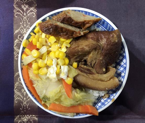 可口的焢肉飯有滷的軟嫩Q彈的焢肉和兩樣蔬菜，再放上雞捲，滿滿一碗很具分量