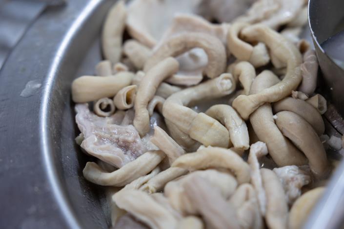 豬腸清洗工序繁雜 但老闆堅持做到最好