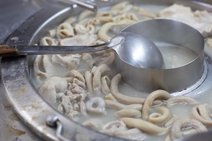 每日大骨精燉湯頭 是大家一喝難忘的好味道