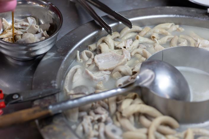 看湯的表面就知道各個內臟部位都處理得相當乾淨