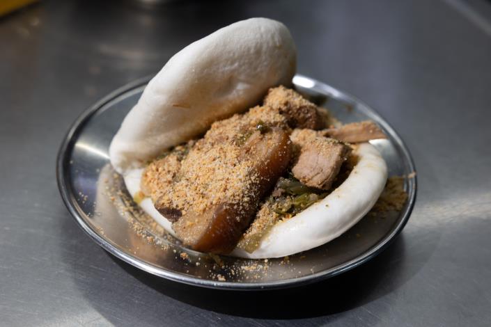 酸甜鹹香的刈包是不少饕客搭配四神湯的必點料理