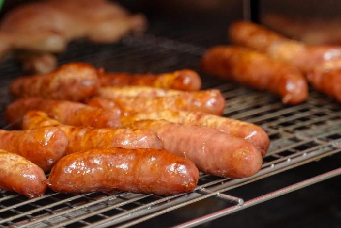 香腸在爐中隱隱散發焦香氣