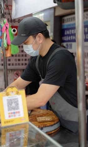 黃老闆與弟弟接下父親的攤位 延續好味道