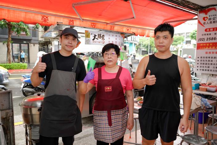 黃大腸煎一家人一起努力 讓客人們可以繼續品嚐到老字號美食