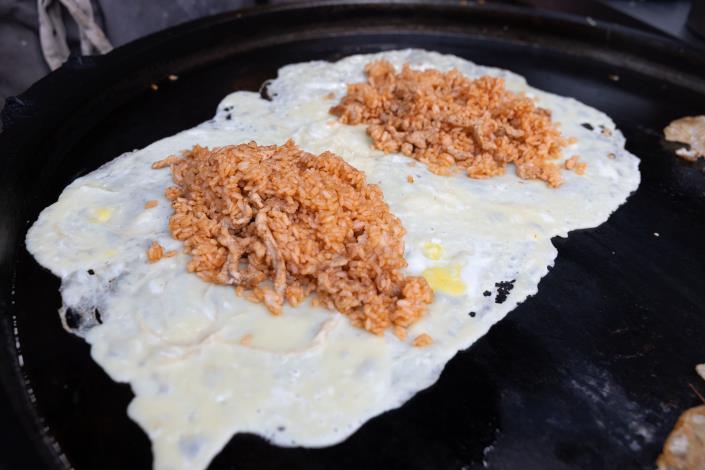 彈潤的蛋皮裹進番茄炒飯