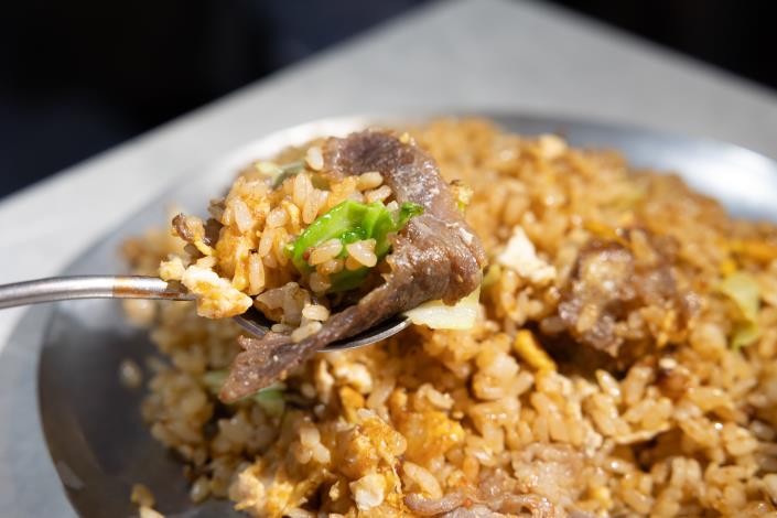 軟嫩的牛肉與飽滿的飯粒簡直絕配