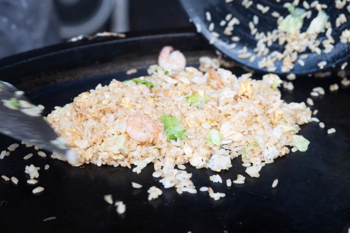 用祖傳鑄鐵鍋炒出的飯鑊香氣四溢