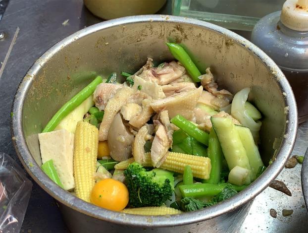 混合調味料後的鹽水雞，有肉有菜是夜市超美味的輕食