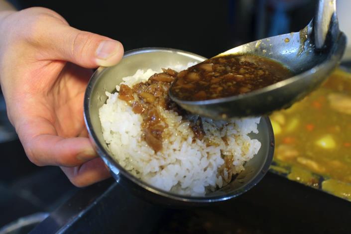 淋上特殊醬料的米飯，喚醒了米粒Q軟有彈性的真滋味