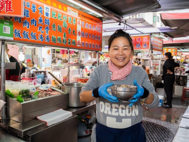 熱情的老闆娘歡迎大雞來品嘗麻油雞