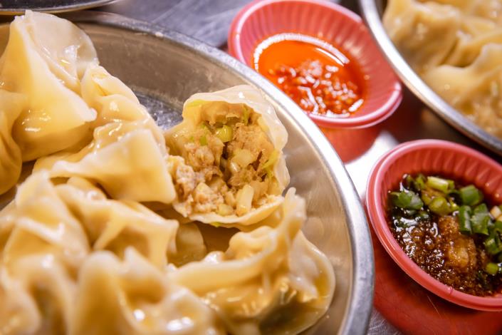 餡料飽滿的韭黃水餃