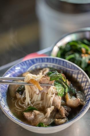 切成小塊的豬腳與滑順的麵線相當好入口