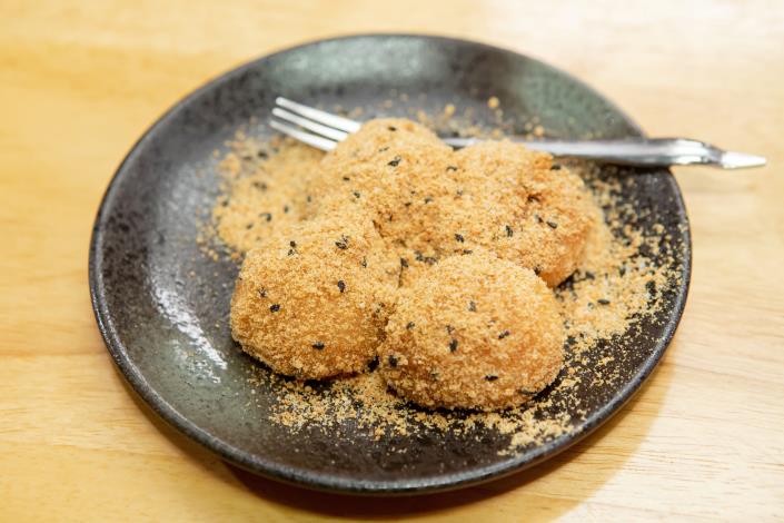 裹上花生粉的燒麻糬香甜軟糯