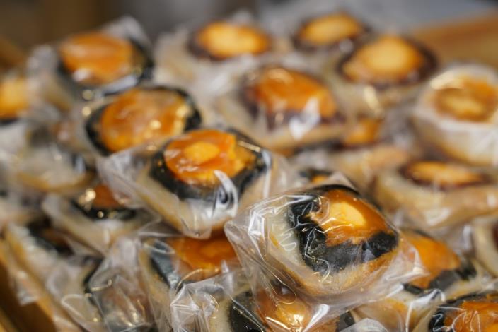 鹹蛋黃口味受到饕客的喜愛.JPG