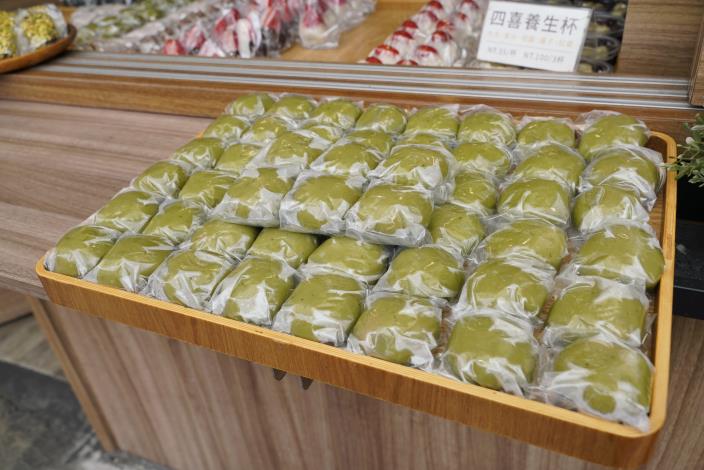 草仔粿手工麻糬 内餡是店家每天現炒蘿蔔絲.JPG