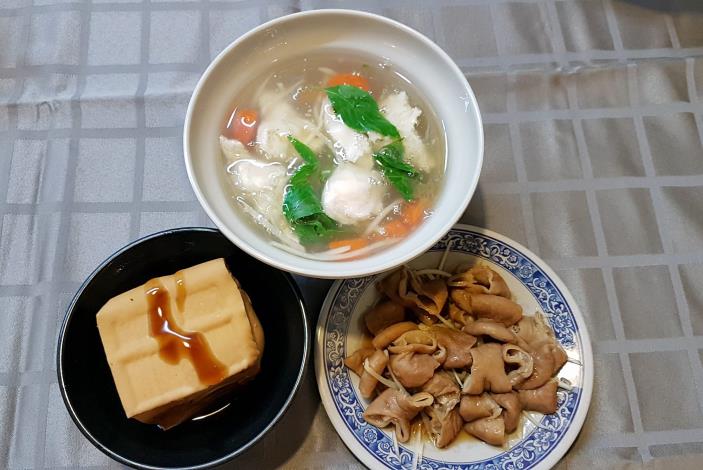 花枝羹湯、滷豆腐和滷大腸是店內的美食三寶