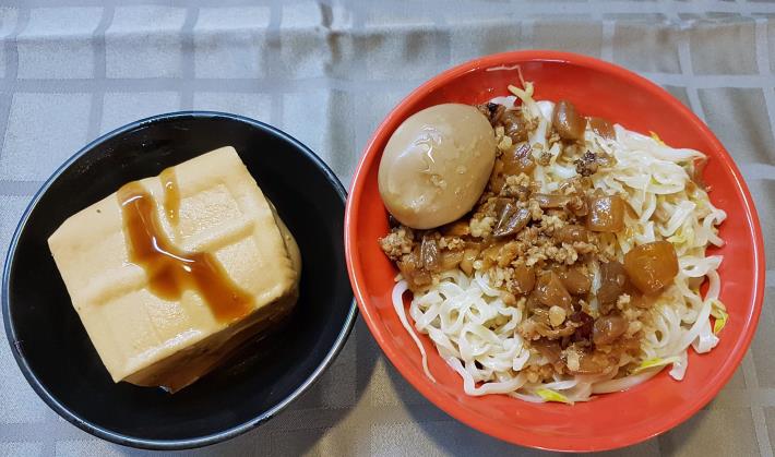 意麵加滷蛋、滷豆腐是絕配