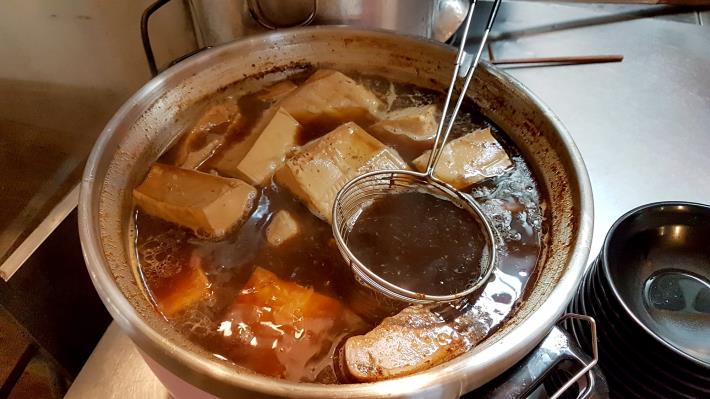 滷得油亮的嫩豆腐令人垂涎