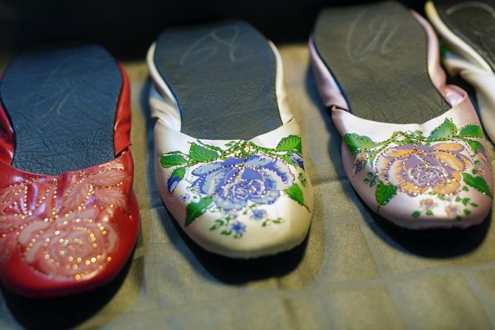 繡花拖鞋