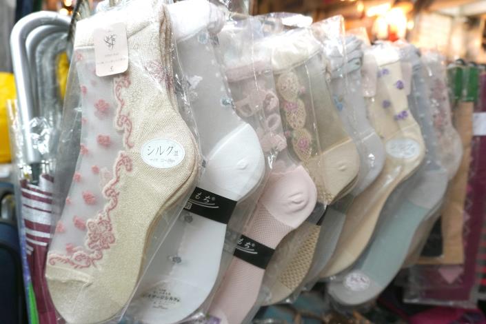 攤位上的襪子各種奇特造型設計都有