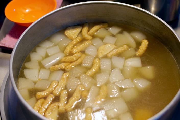 這一鍋以大骨精燉數小時的湯頭，喝起來清爽順口