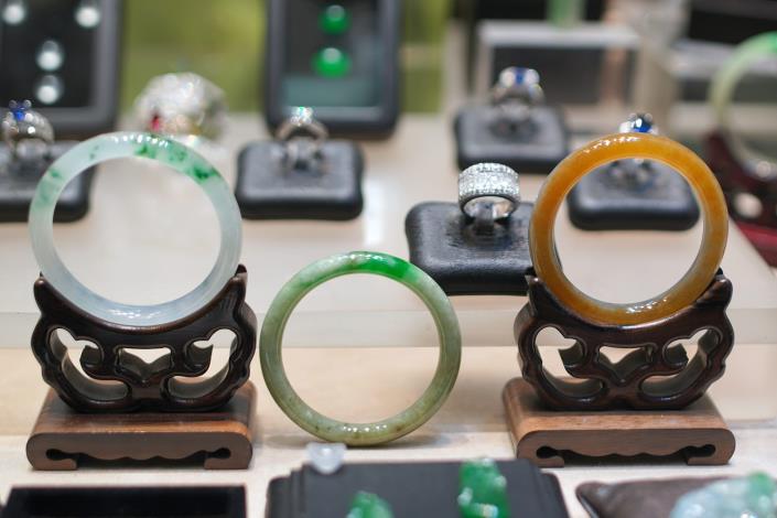 店內櫥窗裡的各式玉器