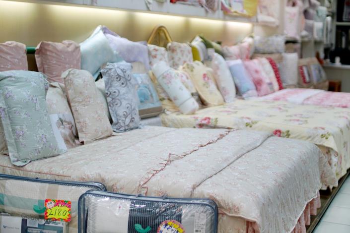 「甜甜屋」販售品項多，主要是以臺灣的產品為主