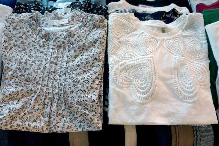 來自韓國各種款式服裝，都有很漂亮的設計花樣