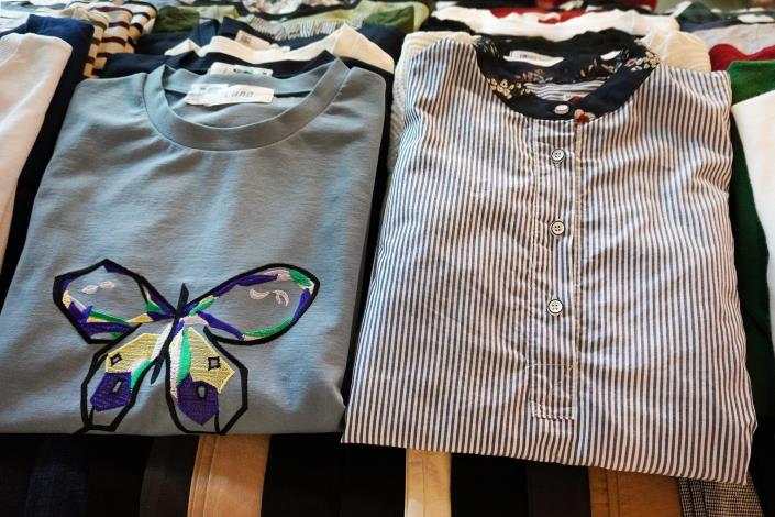 來自韓國各種款式服裝，都有很漂亮的設計花樣