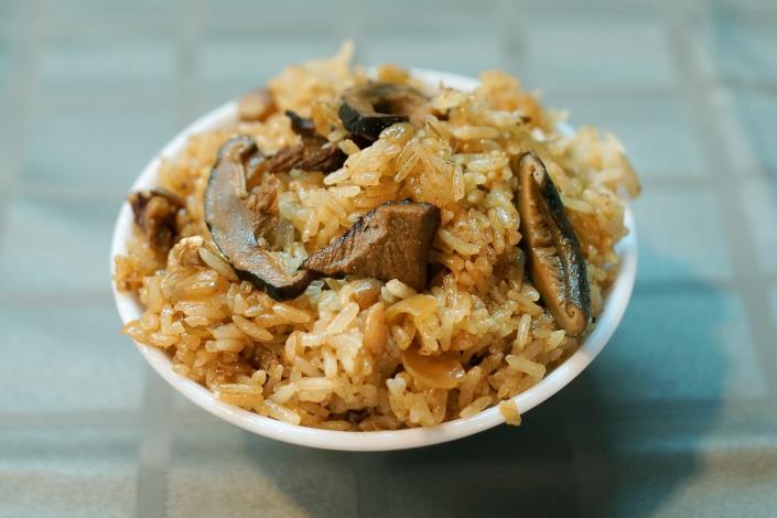 這碗油飯和迷人的魷魚羹，很多老饕都是從小吃到大