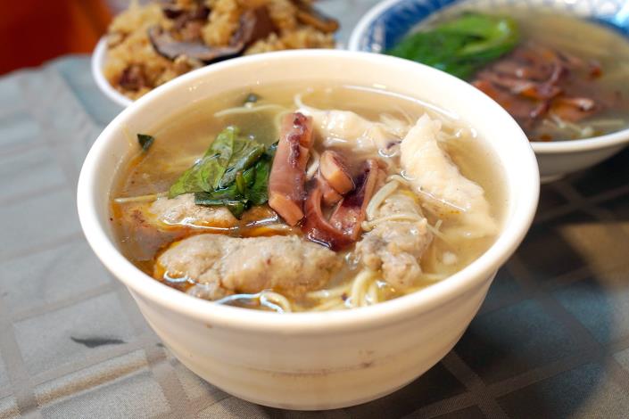 這碗油飯和迷人的魷魚羹，很多老饕都是從小吃到大