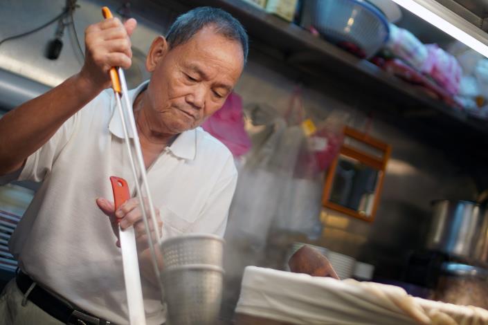 蔡老闆認真地為客人料理超好吃的羹湯