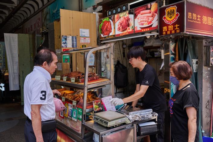 電子磅秤論公克計算販售，童叟無欺