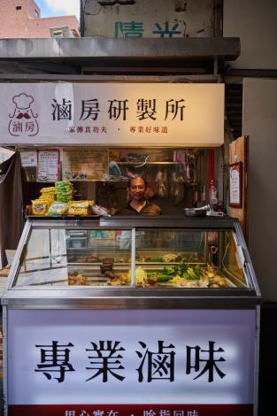 _乾淨的玻璃展示櫃，任由客人自選自取