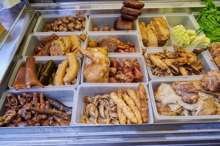 滷製的肉類光看顏色就令人食指大動