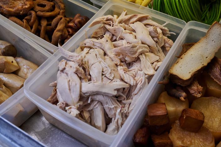 手撕雞胸肉是很受歡迎的低熱量肉品選項