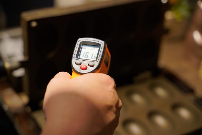 烤麵糊前老闆一定會先測量烤盤的溫度是否足夠