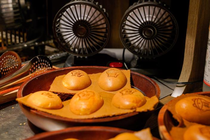 起鍋後的雞蛋糕將表面吹涼 增添表層的微脆口感