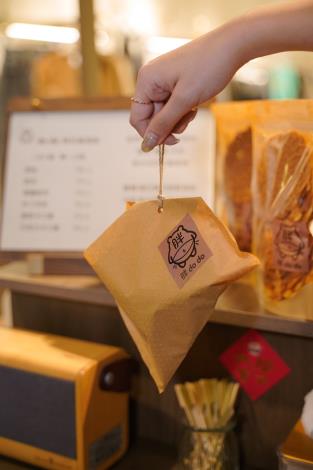 特製的手提紙袋不僅方便 更減少包裝浪費 