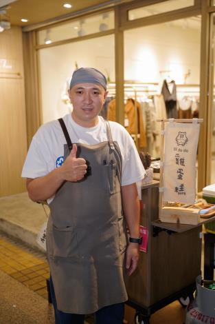 王毅群老闆歡迎大家來晴光市場逛街吃雞蛋糕