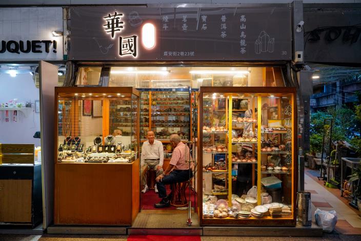 成為晴光初代攤商老闆聚集場所的華國百貨行