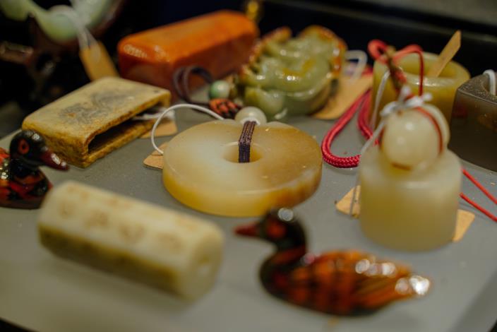 成色造型各自獨特的平安玉